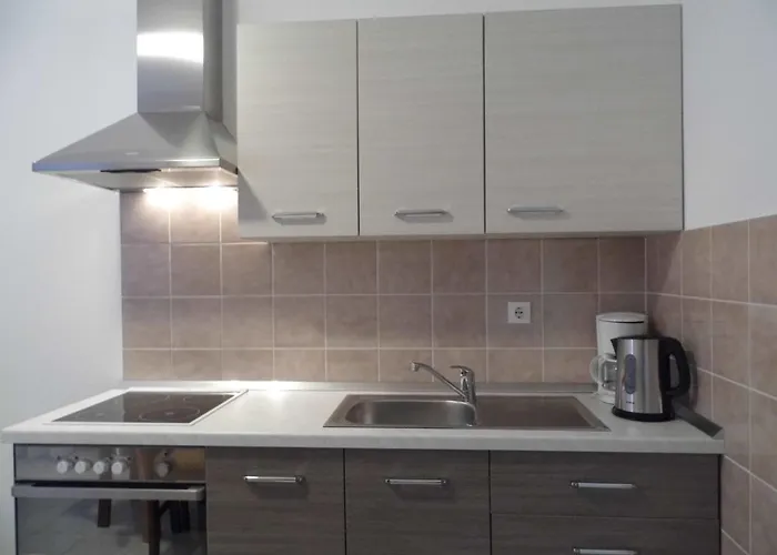 Schoene Und Moderne- Voll Ausgestattete In Ruhiger Lage By Interhome Apartman